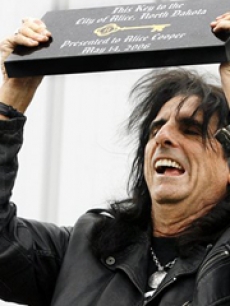 Alice Cooper gets the key to the city of Alice, N.D.