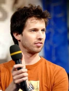 Jon Heder listens to questions from the MTV audience
