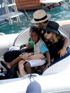 Jesus Luz holds Mercy James and Madonna holds son David Banda while in Portofino, Italy, August 17, 2009