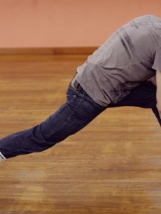 Aaron Carter stretches while preparing for the ‘DWTS’ Season 9 premiere, August 2009