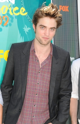 Robert Pattinson sizzles on the red carpet at the Teen Choice Awards at the Gibson Amphitheatre in Universal City, Calif., on August 9, 2009