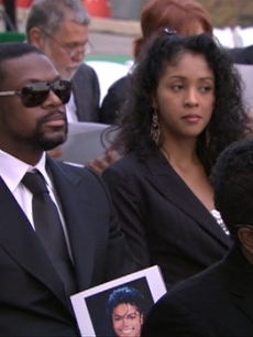 Chris Tucker holds the program at Michael Jackson’s funeral, Glendale, Calif., Sept. 3, 2009