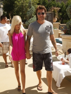 Tori Spelling and Dean McDermott take a walk at the AZURE pool at the Palazzo Las Vegas on September 5, 2009