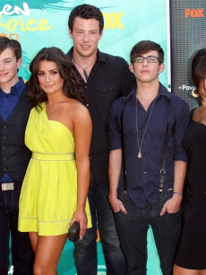 Amber Riley, Chris Colfer, Lea Michele, Cory Monteith, Kevin McHale, Jenna Ushkowitz and Mark Salling arrive at the 2009 Teen Choice Awards held at Gibson Amphitheatre in Universal City, California on August 9, 2009 