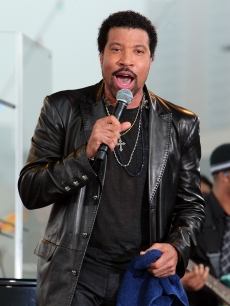 Lionel Richie performs on CBS’ ‘The Early Show’ aboard the USS Intrepid, NYC, June 12, 2009
