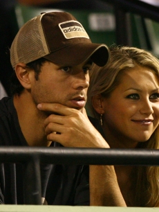 Enrique Iglesias and Anna Kournikova watch as Venus Williams plays her semifinal match against Serena Williams at the Sony Ericsson Open at the Crandon Park Tennis Center on April 2, 2009 in Key Biscayne, Florida
