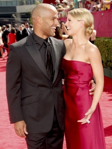 Amaury Nolasco and Jennifer Morrison share a red carpet moment at the 61st Primetime Emmy Awards at the Nokia Theatre in LA on September 20, 2009