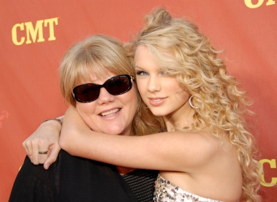 Taylor Swift with her mom Andrea Swift at the CMT Music Awards on April 16, 2007