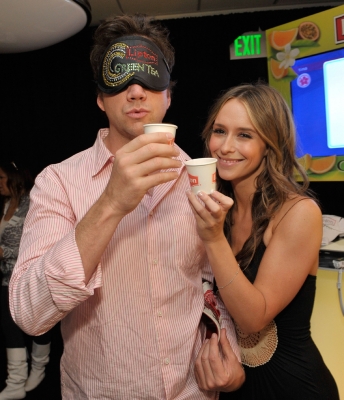 Jennifer Love Hewitt & Jamie Kennedy helped start something good with Lipton Green Tea — toasting their victory after taking the lead in the Lipton Green VitaliTEA Challenge which helped raise money for charity!