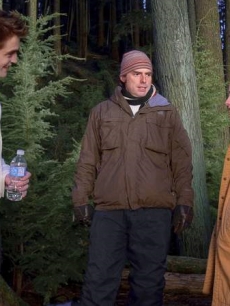 Robert Pattinson, director Chris Weitz and Kristen Stewart arrive on set at dusk for an all-night ‘New Moon’ shoot on April 23, 2009