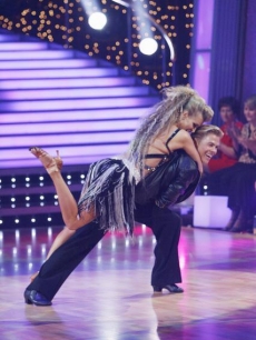 Joanna Krupa and Derek Hough compete during Week 2 of ‘Dancing’