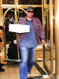 Jon Gosselin brings his daughters a misspelled birthday cake in New York City on October 08, 2009