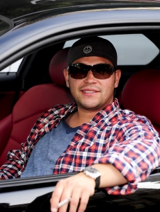 Jon Gosselin with cigarette in hand, is seen leaving his Manhattan apartment to pick up his daughters in New York City on October 08, 2009 – it’s the older twins’ birthday weekend.