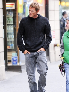 Jason Lewis walks to the ‘Sex And The City 2’ film location at the Empire Hotel, NYC, October 12, 2009