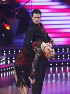 Mark Ballas dips Melissa Joan Hart on Week 5 of ‘Dancing’