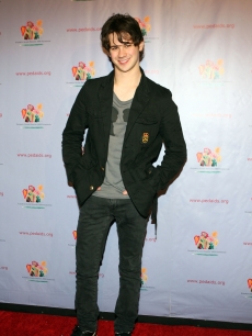 ‘Gossip Girl’ star Connor Paolo looks sharp at the Elizabeth Glaser Pediactric AIDS Foundation ‘Kids For Kids Family Carnial’ in NYC on October 24, 2009