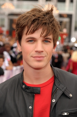 ‘90210’ hunk Matt Lanter hits the red carpet at the LA premiere of ‘This Is It,’ Oct. 27, 2009