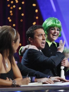 Kelly Osbourne sits on Bruno Tonioli’s lap after receiving high praise on ‘Dancing,’ Nov. 9, 2009