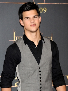 Taylor Lautner is seen looking sharp at ‘The Twilight Saga: New Moon’ photocall at Villa Magna Hotel on November 12, 2009 in Madrid, Spain