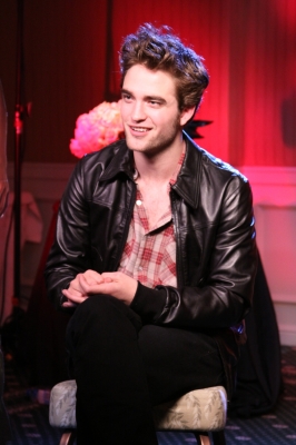 A handsome Robert Pattinson talks with Shaun Robinson about ‘New Moon,’ Los Angeles, Nov. 6, 2009