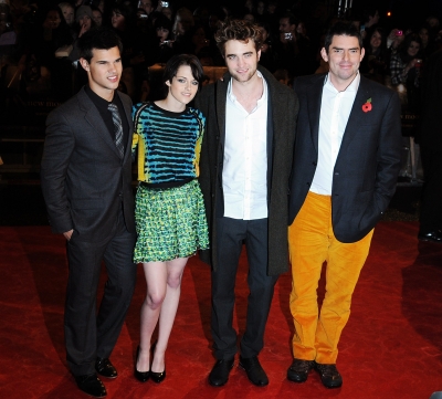 Taylor Lautner, Kristen Stewart, Robert Pattinson and director Chris Weitz pose alongside one another at the ‘Twilight Saga: New Moon’ fan event in London, England on November 11, 2009