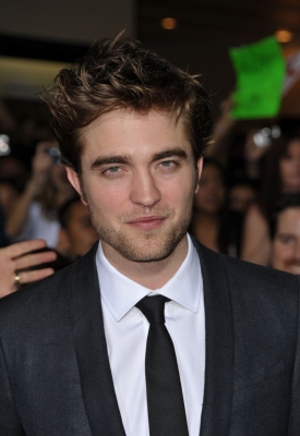 Robert Pattinson hits ‘The Twilight Saga: New Moon’ premiere red carpet, LA, Nov. 16, 2009