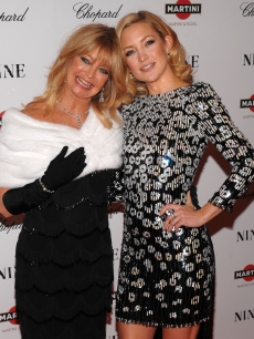Goldie Hawn and daughter Kate Hudson attend the New York premiere of ‘NINE’ sponsored by Chopard at the Ziegfeld Theatre on December 15, 2009