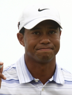 Tiger Woods acknowledges the crowd on the 4th hole during round three of the 2009 Australian Masters at Kingston Heath Golf Club, Melbourne, November 14, 2009