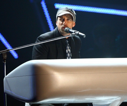 Daniel Powter performs on stage during the show at the MTV Video Music Awards Japan 2007 at the Saitama Super Arena on May 26, 2007 in Saitama, Japapn