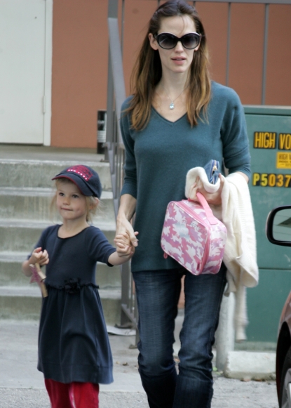 Jennifer Garner picks up Violet Affleck from school in Los Angeles, December 15, 2009