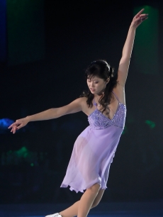 U.S. Olympic Figure Skating gold medalist, Kristi Yamaguchi performs durring the Frosted Pink Presented by sanofi-aventis and Wachovia Putting Women’s Cancer on Ice at the Barker Hangar, Santa Monica, October 6, 2007