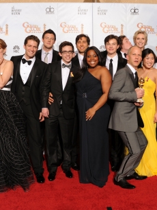 The cast of ‘Glee’ poses with show creator Ryan Murphy backstage at the 2010 Golden Globes