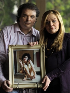 Simon Monjack, husband of deceased actress Brittany Murphy, and Murphy’s mother Sharon pose with a portrait of the actress, in Los Angeles, Tuesday, Jan. 19, 2010