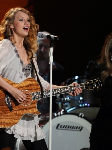 Taylor Swift and Stevie Nicks perform onstage during the 52nd Annual Grammy Awards held at Staples Center on January 31, 2010 in Los Angeles, California