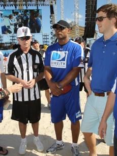Jennifer Lopez, Mark Sanchez, Warren Moon and Eli Manning during the DIRECTV Celebrity Beach Bowl on February 6, 2010 in Miami Beach, Florida