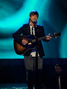 Alex Lambert performs on ‘American Idol’ on March 10, 2010