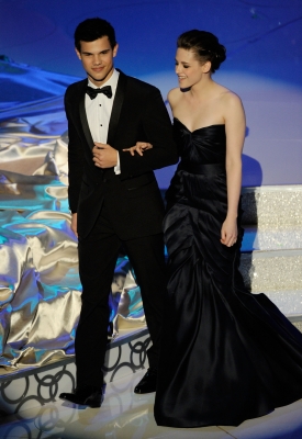 ‘Twilight Saga’ stars Taylor Lautner and Kristin Stewart present onstage during the 82nd Annual Academy Awards held at Kodak Theatre in Hollywood, California on March 7, 2010 