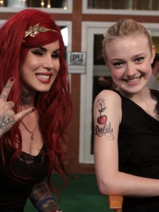 Kat Von D and Dakota Fanning stopped by ‘Lopez Tonight’ on March 22, 2010