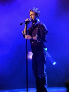 Aaron Kelly performs ‘I Don’t Want To Miss A Thing’ during ‘American Idol’ Season 9, March 23, 2010