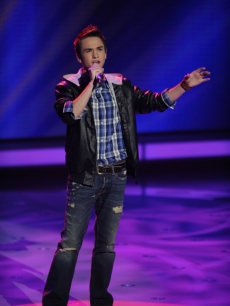 Aaron Kelly performs ‘Ain’t No Sunshine’ during Top 10 Week on ‘American Idol’ on March 30, 2010