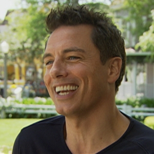 John Barrowman Heats Up ‘Desperate Housewives’
