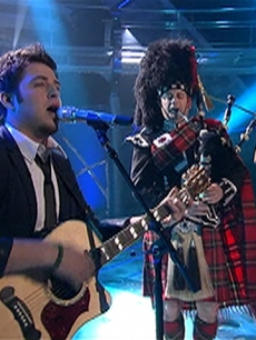 Lee Dewyze performs with a bagpipe player on ‘American Idol,’ April 6, 2010