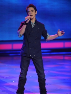 Aaron Kelly performs ‘The Long and Winding Road’ during Top 9 week on ‘American Idol’ on April 6, 2010