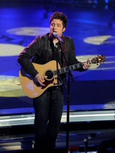 Lee DeWyze performs on ‘American Idol’ on April 13, 2010