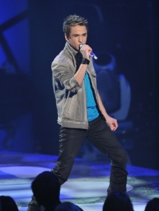 Aaron Kelly sings Elvis Presley’s ‘Blue Suede Shoes’ on ‘American Idol’ Final 9 night on April 13, 2010