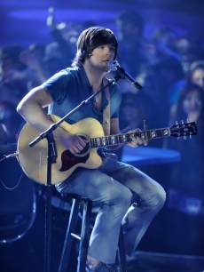 Tim Urban drew raves for his performance of Elvis Presley’s ‘Can’t Help Falling In Love’ on ‘American Idol’ Final 9 night on April 13, 2010