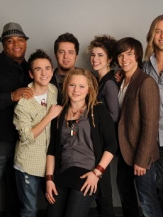 The Top 7 ‘Idol’ contestants Michael Lynche, Aaron Kelly, Lee DeWyze, Crystal Bowersox, Siobhan Magnus, Tim Urban and Casey James pose together on April 14, 2010
