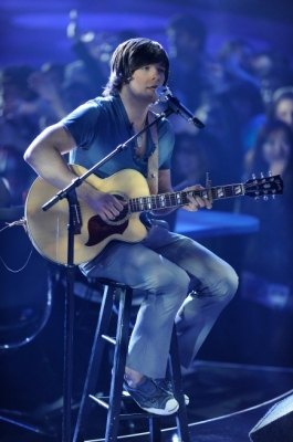 Tim Urban drew raves for his performance of Elvis Presley’s ‘Can’t Help Falling In Love’ on ‘American Idol’ Final 9 night on April 13, 2010