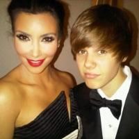 Kim Kardashian and Justin Bieber share a Twitter moment at the 2010 White House Correspondents’ Dinner in Washington, D.C. on May 1, 2010