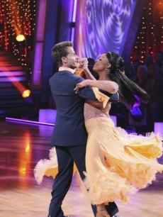 Niecy Nash performs a Viennese waltz with partner Louis Van Amstel during ‘Dancing with the Stars’ Season 10, Week 8 on May 10, 2010